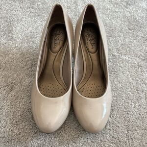 Life Stride Women’s Nude Patent Round-Toe Heels